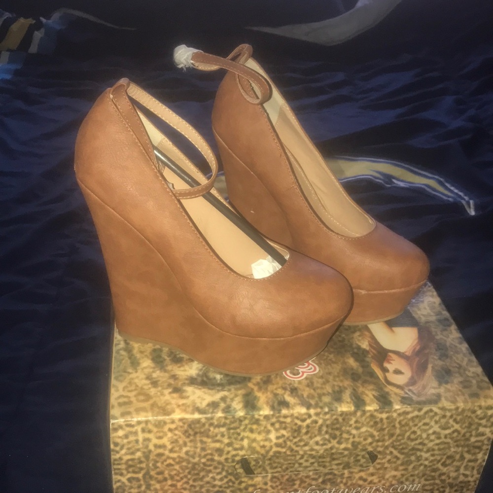 Size 7 1/2, tan color, new, never been worn
